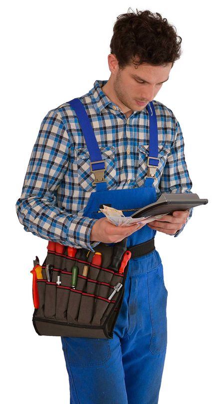 Installateur beim Rechnen